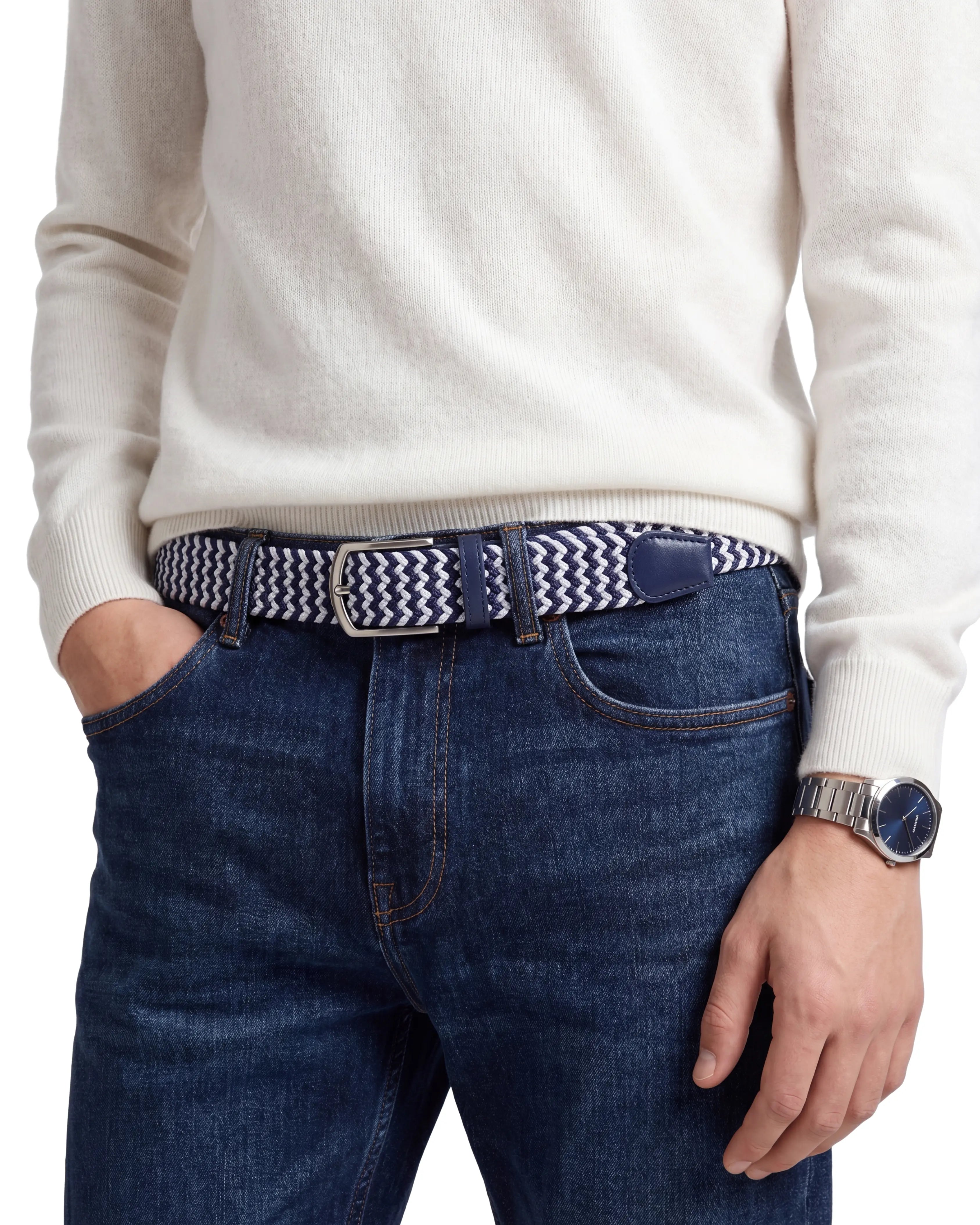 Flätat bälte marinblå & vit tillsammans med jeans