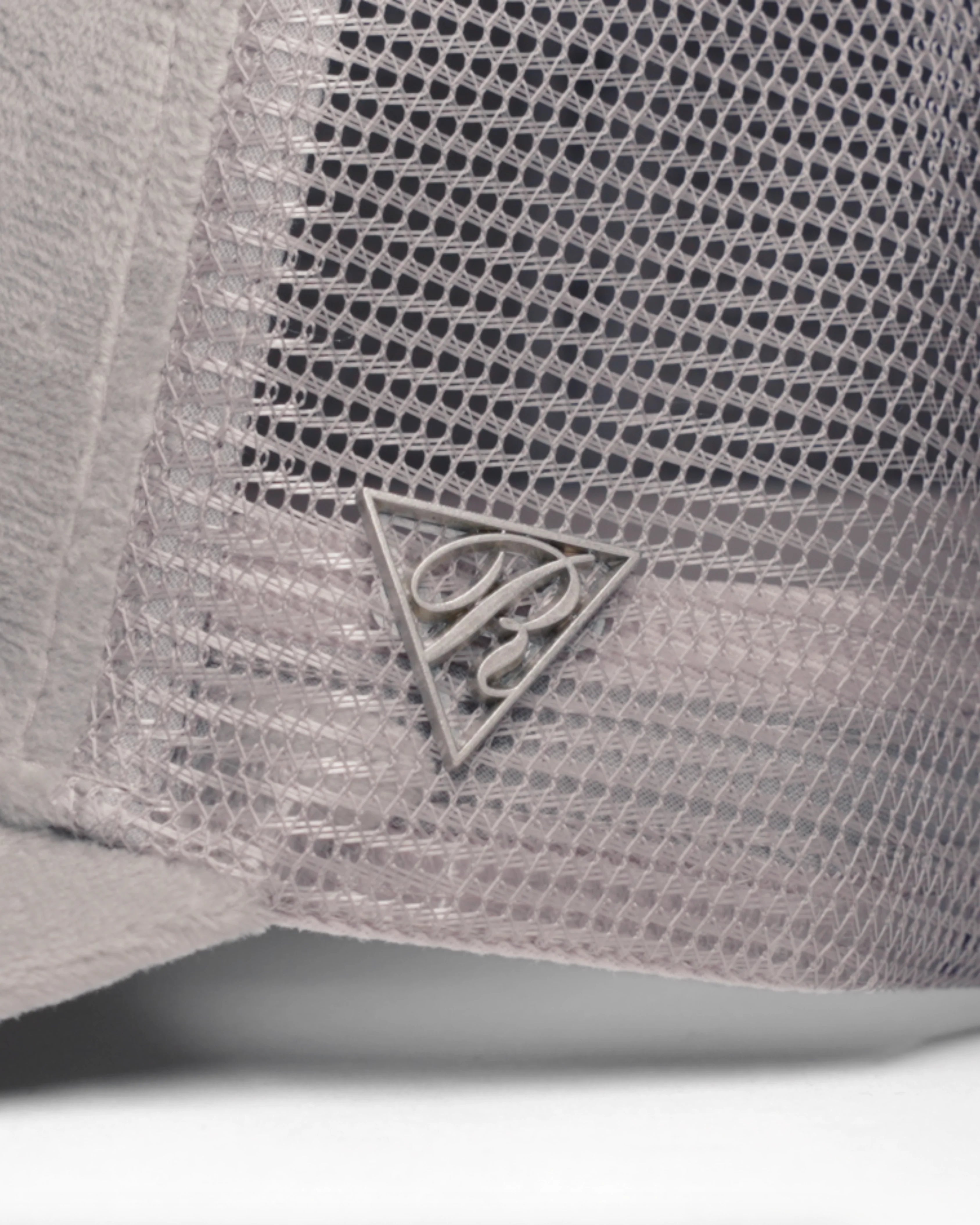 Rovior Logo på sidan av Keps