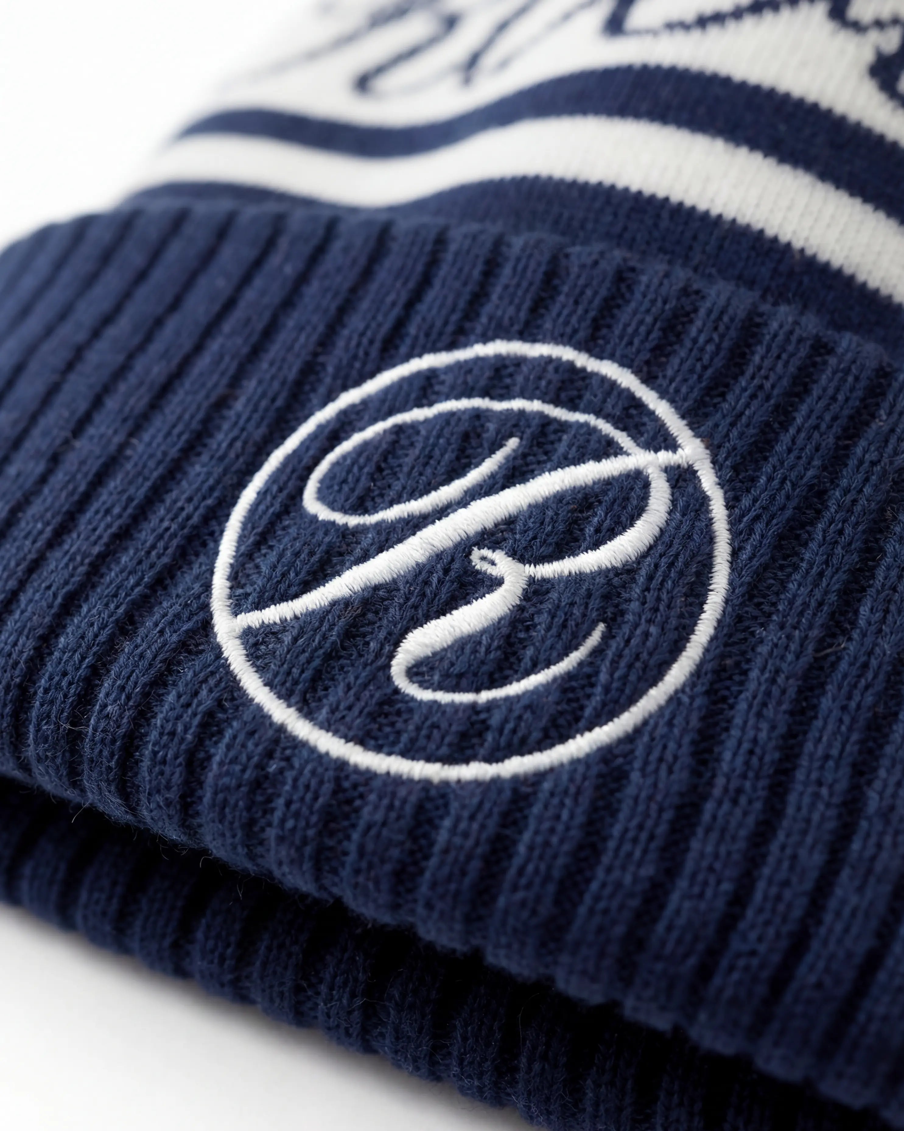 Rovior Stickad Mössa Med Pom Pom närbild på detaljer - Marinblå