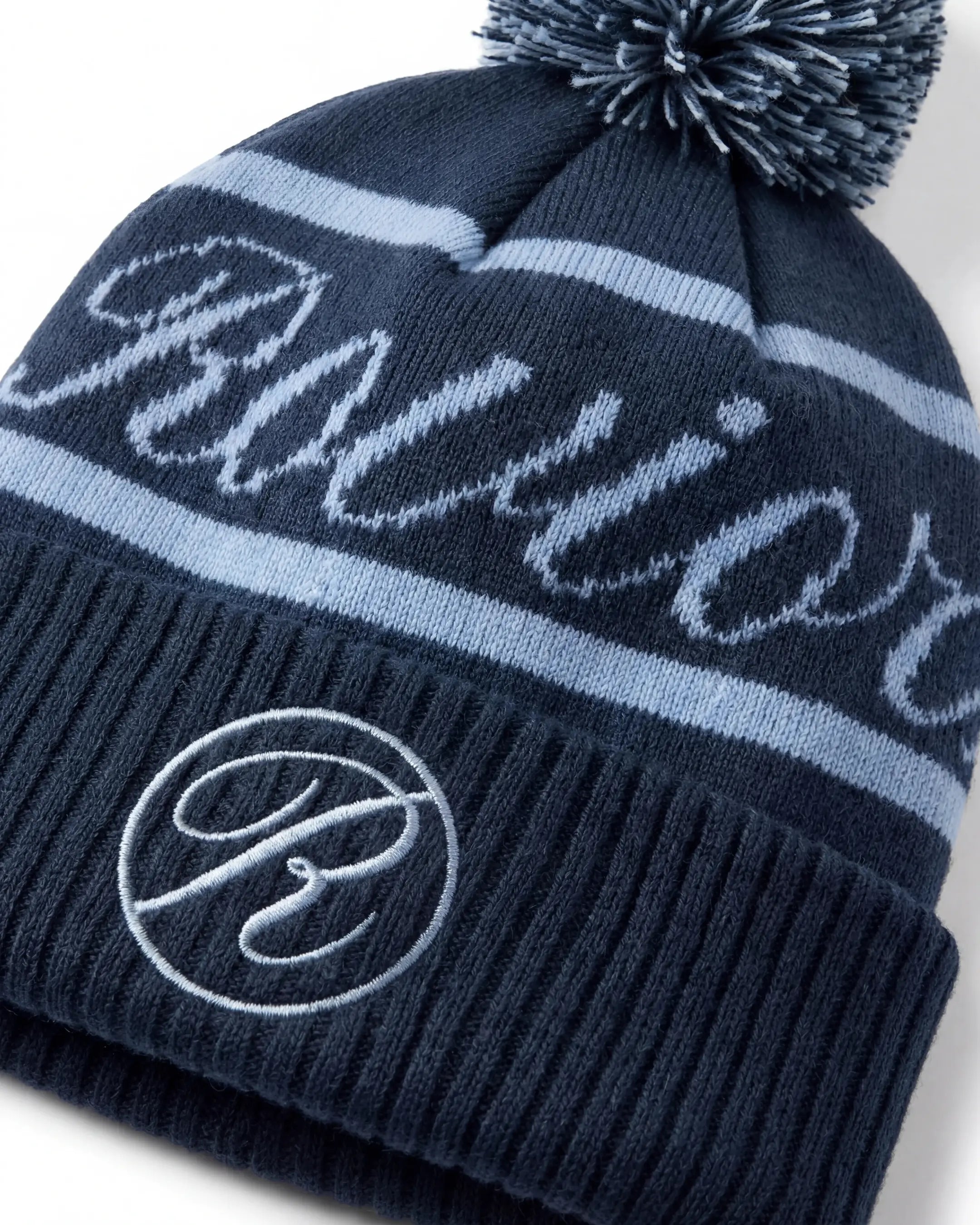 Rovior Stickad Mössa Närbild - Mörkblå